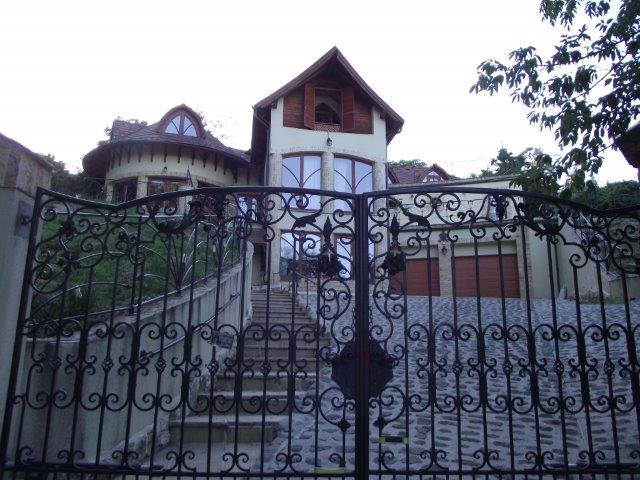 Luxusvilla Szentendrén – Örökpanorámás, 415 m²-es birtok, 6 hálószobával, medencével az óváros közelében - Kép 29